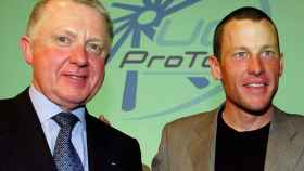 Hain Verbruggen, junto a Lance Armstrong, en una gala de la UCI.