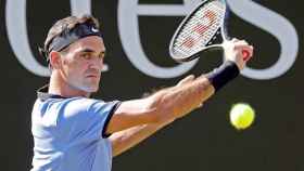 Roger Federer golpea una pelota en el torneo de Stuttgart.