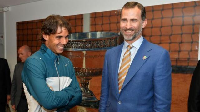 Rafa Nadal y Felipe VI, entonces Príncipe de Asturias, en Roland Garros en 2013.