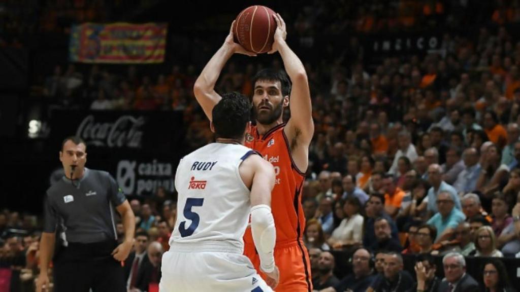 Rudy defiende a San Emeterio en el tercer partido ante Valencia. Foto: acb.com