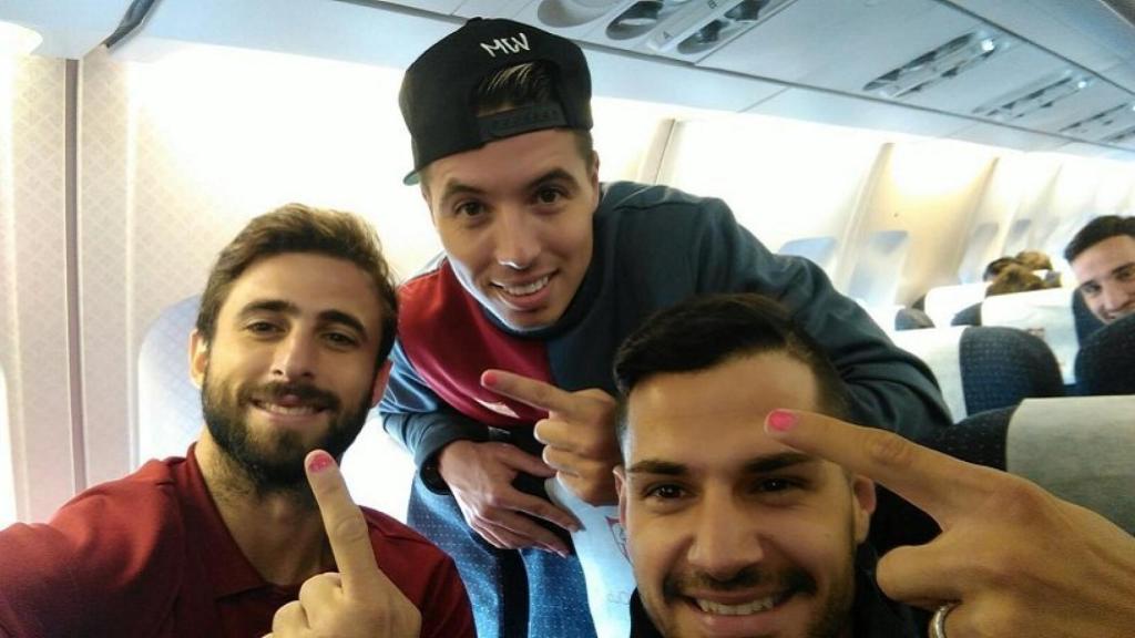 Nasri junto a sus compañeros del Sevilla. Foto: Twitter (@samnasri19)