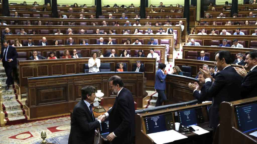 Rafael Hernando es felicitado por el presidente del Gobierno, Mariano Rajoy. EFE/Emilio Naranjo