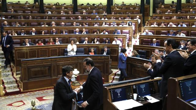 l portavoz parlamentario del PP, Rafael Hernando, es felicitado por el presidente del Gobierno, Mariano Rajoy, tras su intervención hoy en el Congreso en la segunda jornada del debate de la moción de censura de Unidos Podemos contra el Gobierno de Mariano Rajoy. EFE/Emilio Naranjo