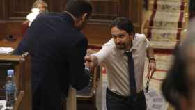 El líder de Podemos, Pablo Iglesias, y el portavoz del PSOE, José Luis Ábalos, se estrechan la mano durante la segunda jornada del debate de la moción de censura.