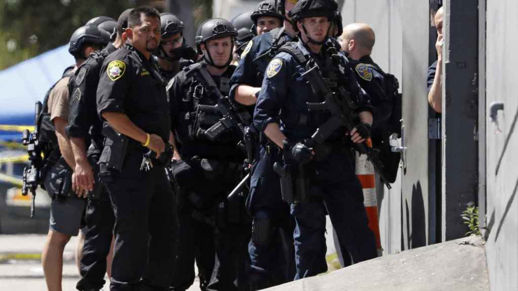 Agentes rodean el edificio de San Francisco donde se produjo el tiroteo.