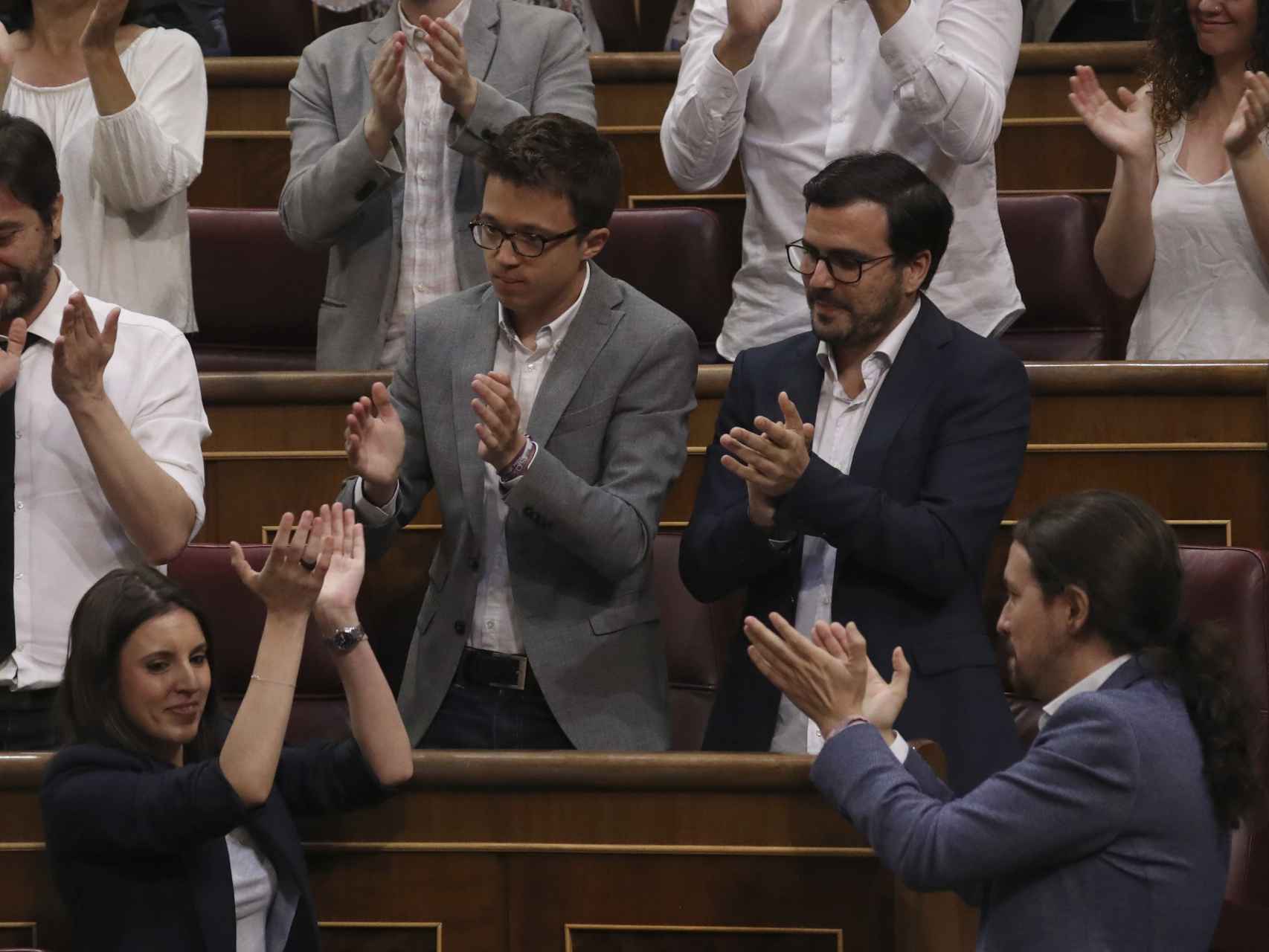 La bancada de Podemos aplaudiendo tras el discurso de Irene Montero