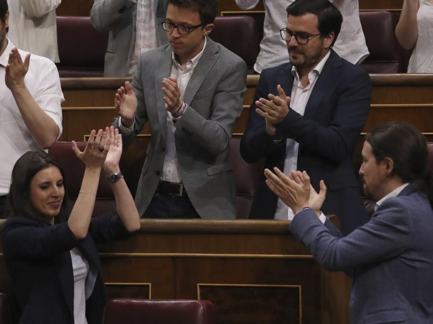 La bancada de Podemos aplaudiendo tras el discurso de Irene Montero