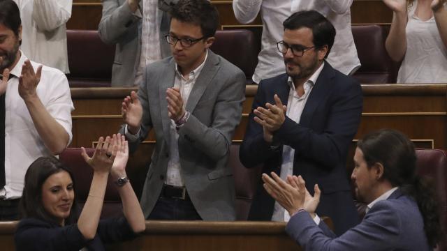 La bancada de Podemos aplaudiendo a Irene Montero durante la pasada moción de censura.