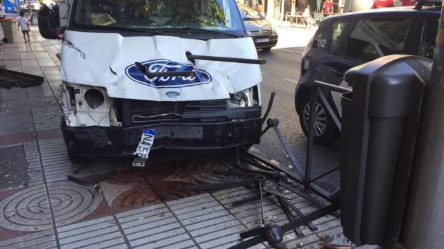 La furgoneta parada contra las vallas de la calle