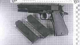 La pistola localizada por la Guardia Civil en el registro de la vivienda.
