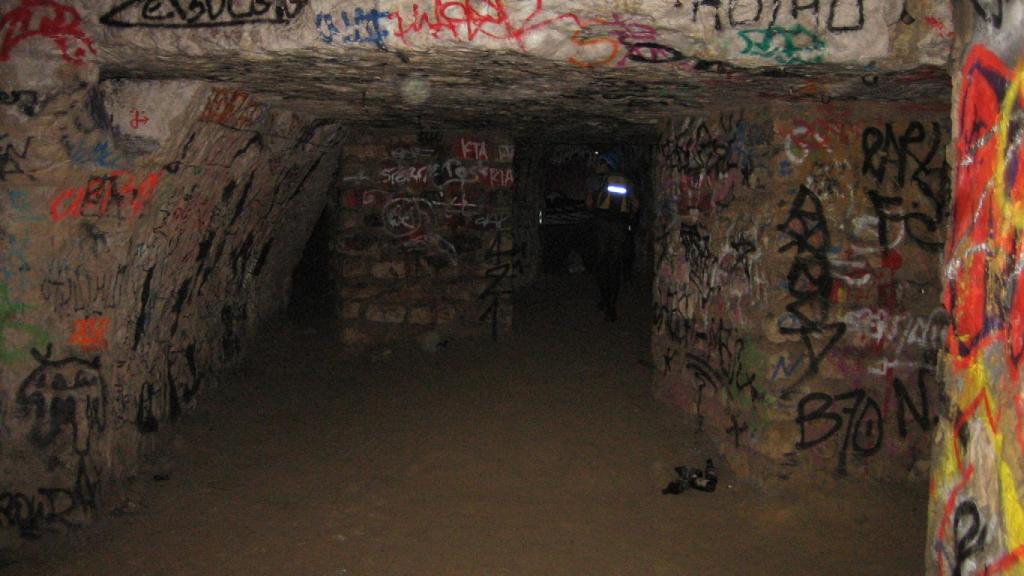 Acceso a las catacumbas por fuera del recorrido histórico.