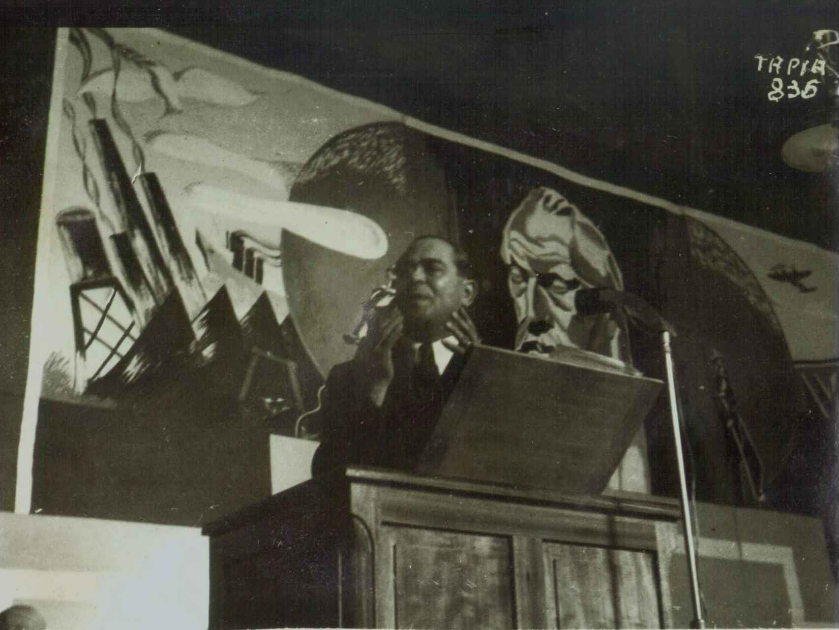 Rodolfo Llopis en uno de las doce asambleas del PSOE en Francia durante los años de dictadura