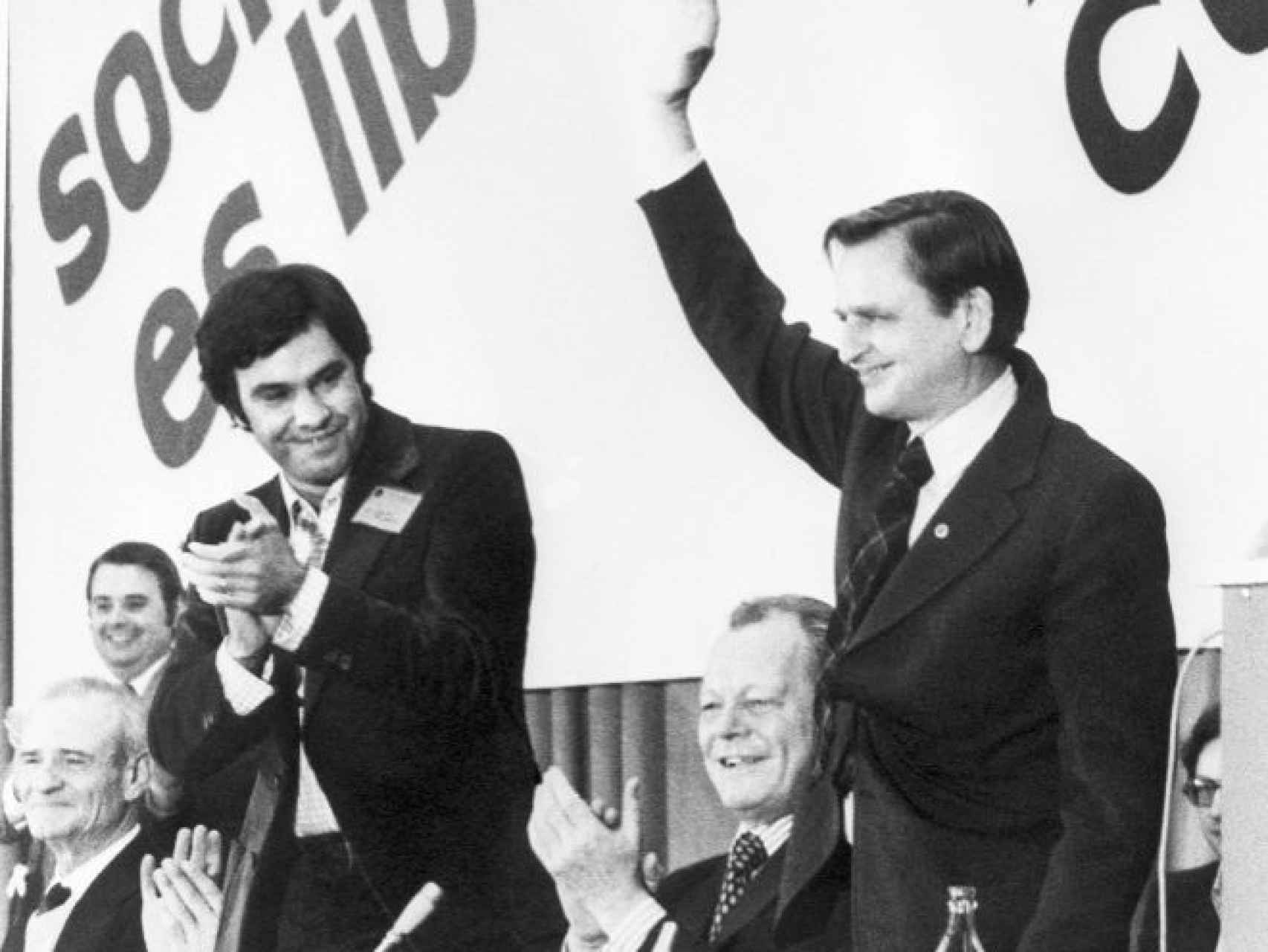 González recibió el apoyo en 1976 del primer ministro sueco, Olof Palme, (saludando) y del ex canciller alemán Willy Brandt