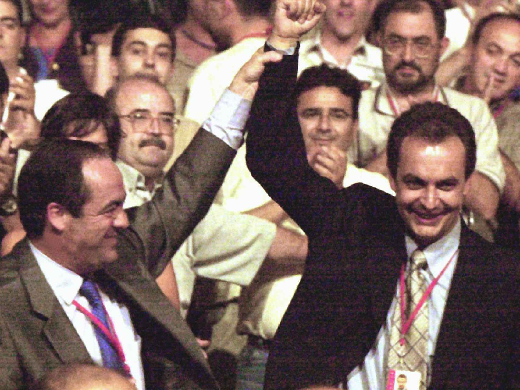 Jose Luís Rodríguez Zapatero venció contra todo pronóstico frente a José Bono, quien le apoyó