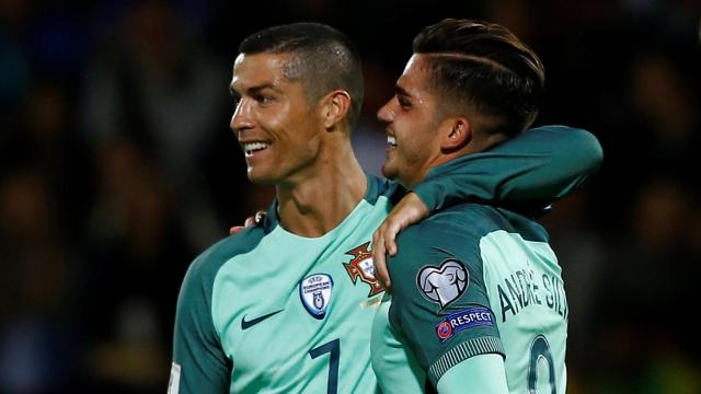 Cristiano Ronaldo junto a André Silva durante un partido de clasificación para el Mundial.