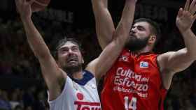 Sergio Llull chocando con Dubljevic en un partido frente a Valencia Basket. Foto: acb.com