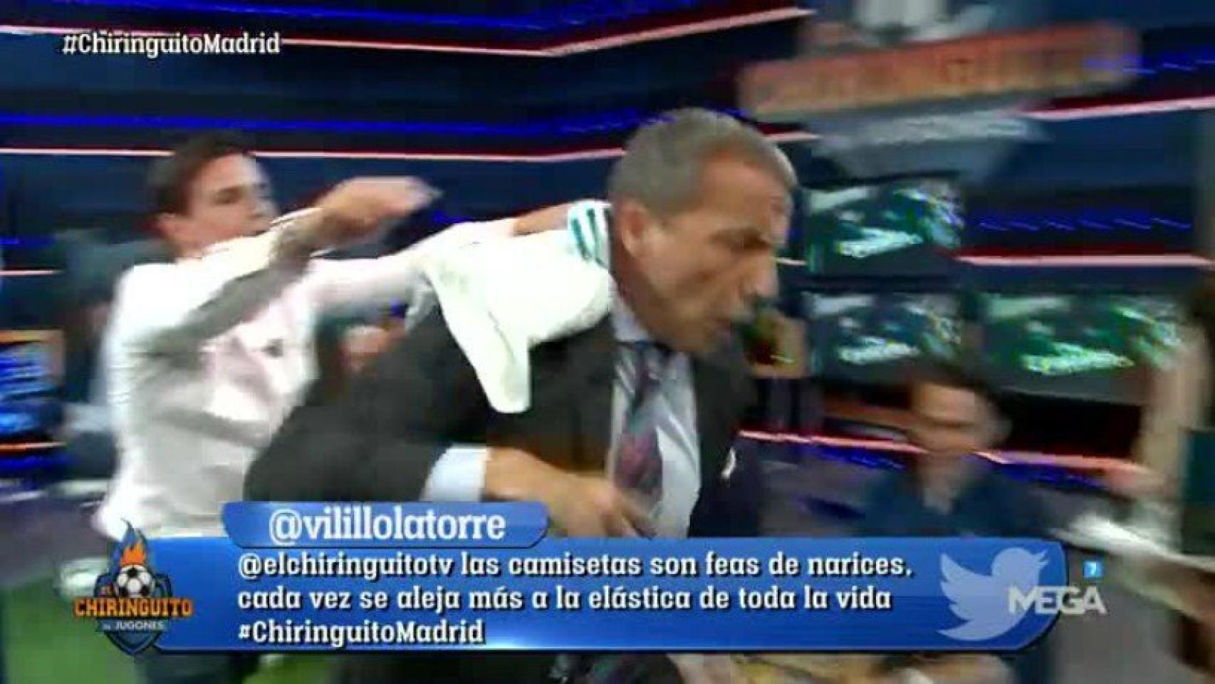 Cristóbal Soria sale corriendo cuando le ponen la camiseta del Madrid   Foto: Twitter (@elchiringuitotv)