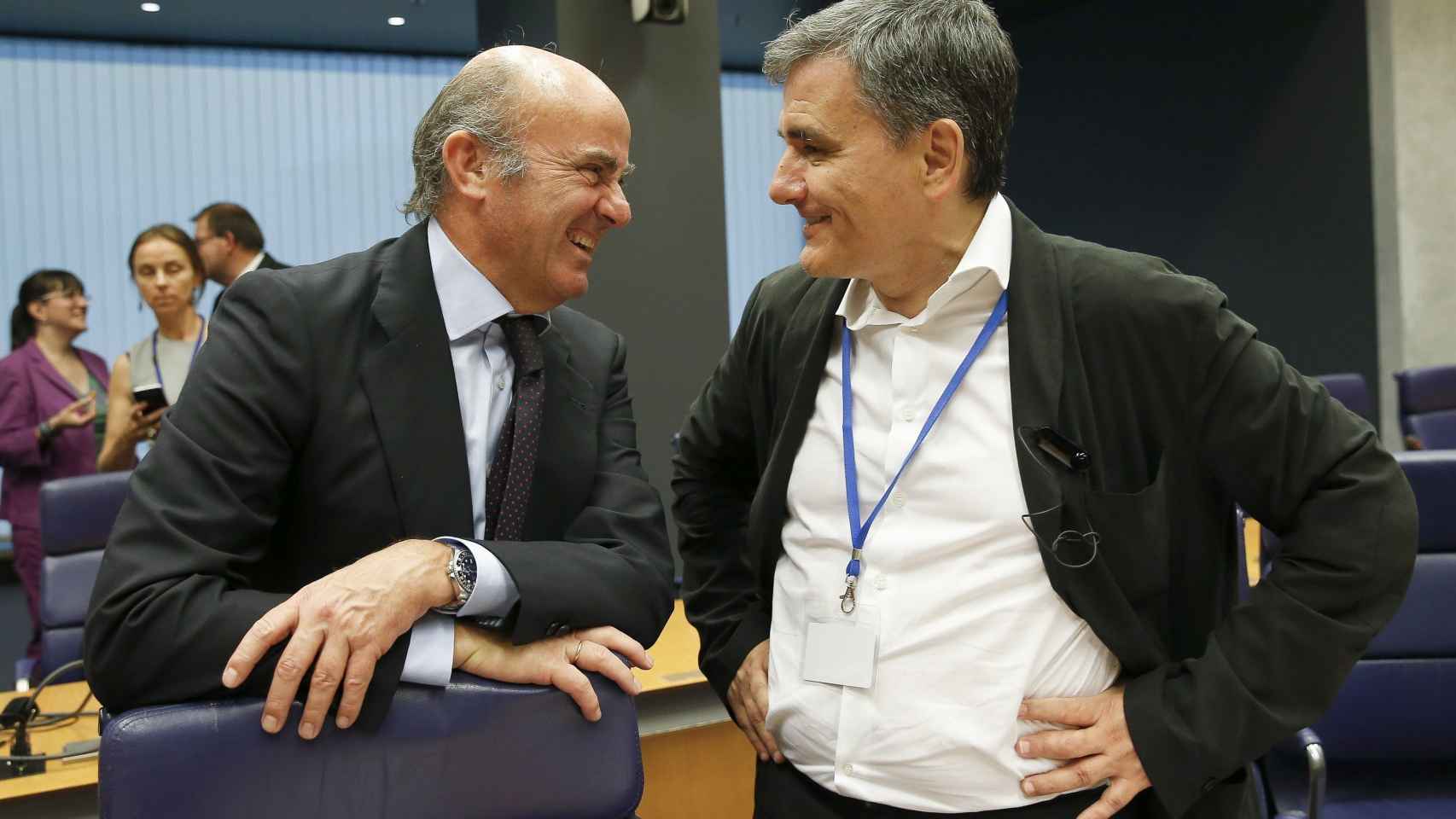 Guindos conversa en el Eurogrupo con el ministro griego, Euclides Tsakalotos