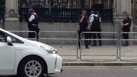 La policía británica detiene a un sospechoso junto al Parlamento de Londres.
