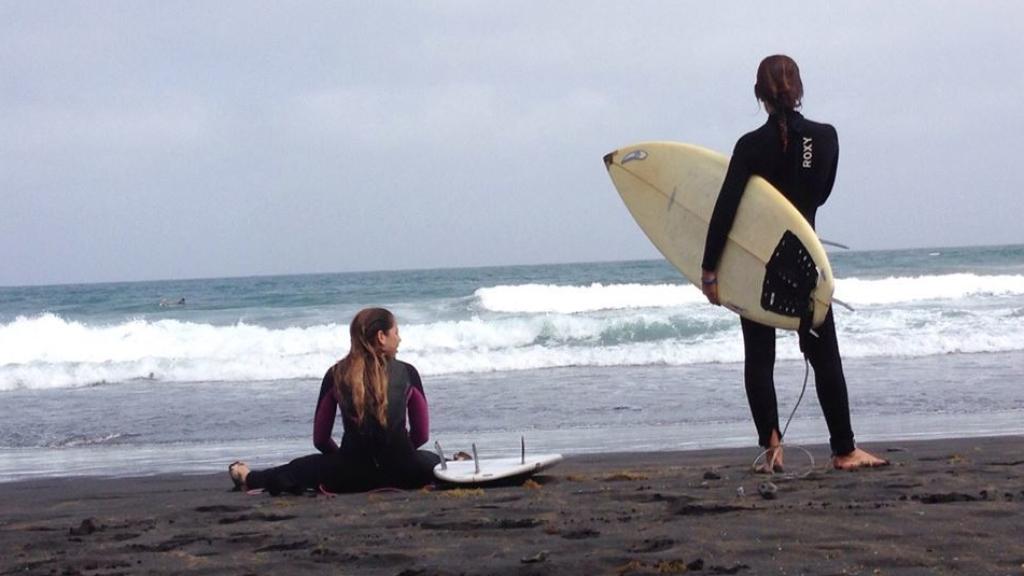 Fuente saca tiempo entre apuntes y apuntes para practicar una de sus pasiones: el surf