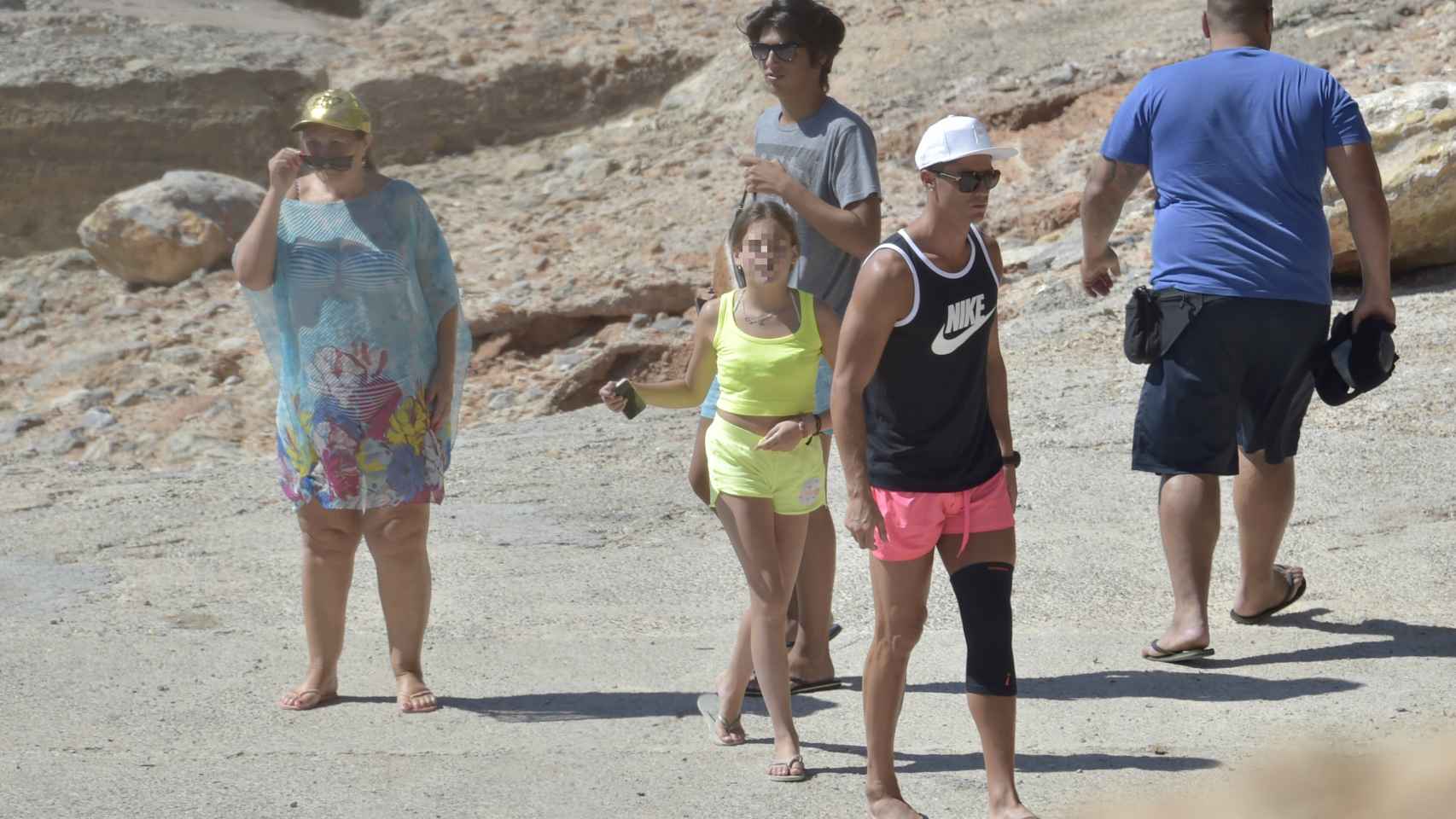 Cristiano Ronaldo junto a su familia en Ibiza el año pasado.