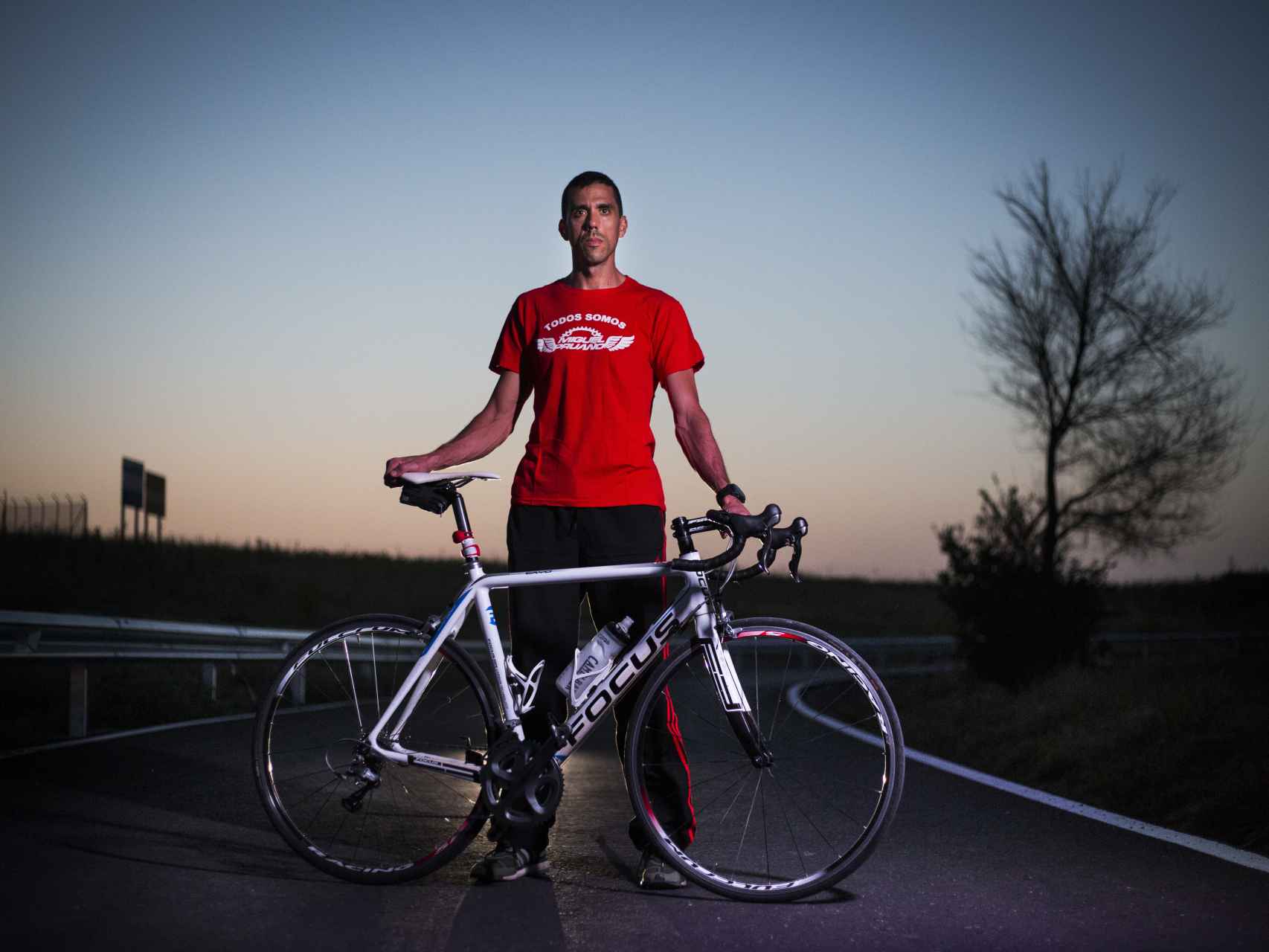 A Salvador Pruaño, 38 años, le costó varios meses volver a subirse a una bicicleta.