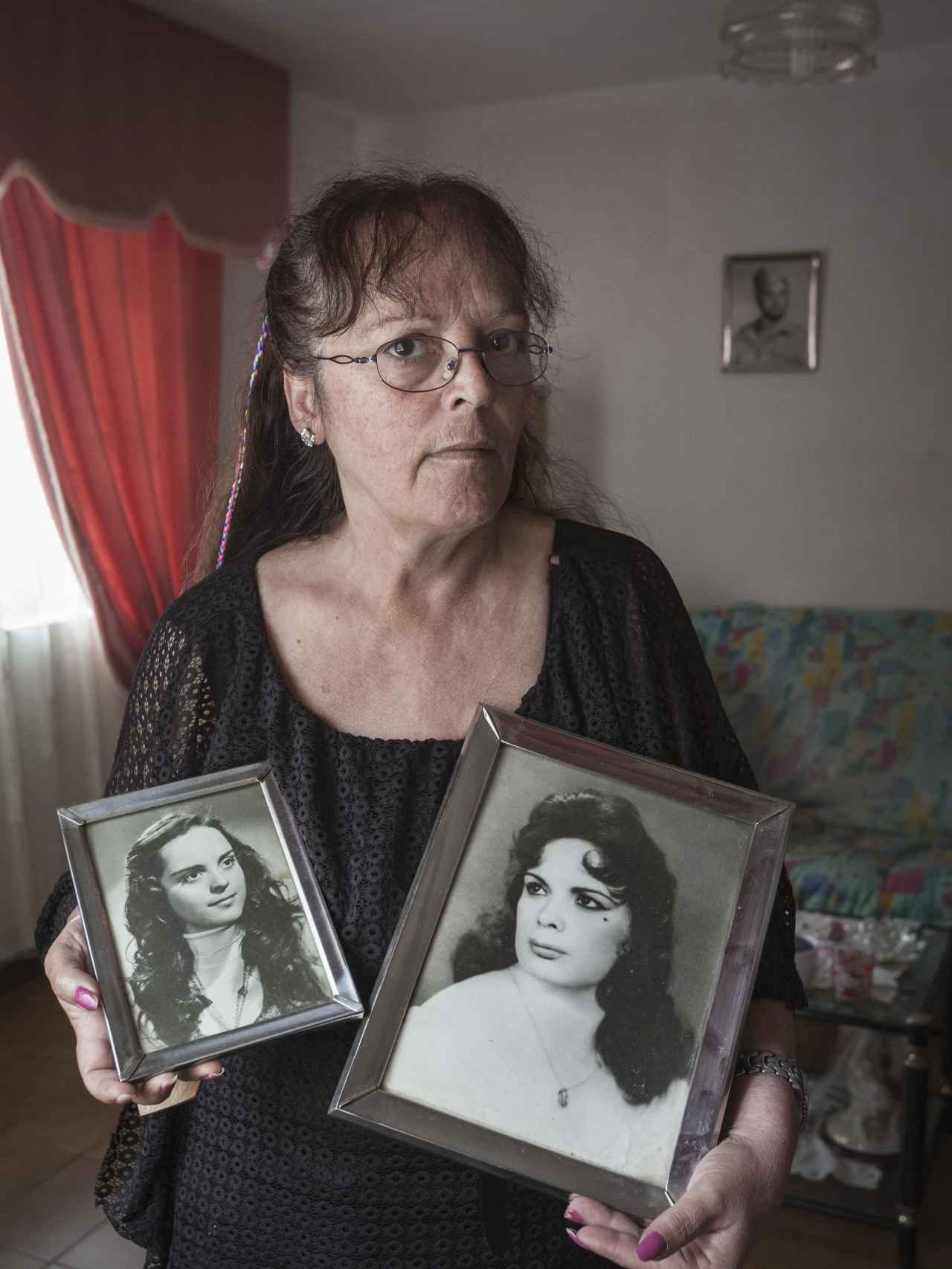 Rosa María sostiene, en su mano izquierda una foto suya de joven. En la derecha, una foto de su madre.