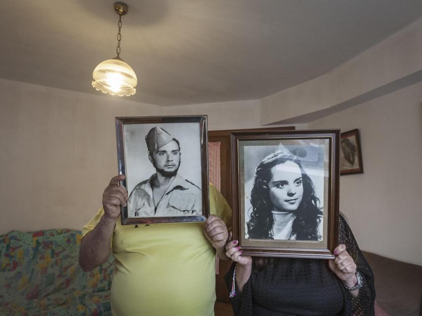 Daniel y Rosa María, posando con las fotos de la época en la que se conocieron. Se enamoraron sin saber que eran hermanos.