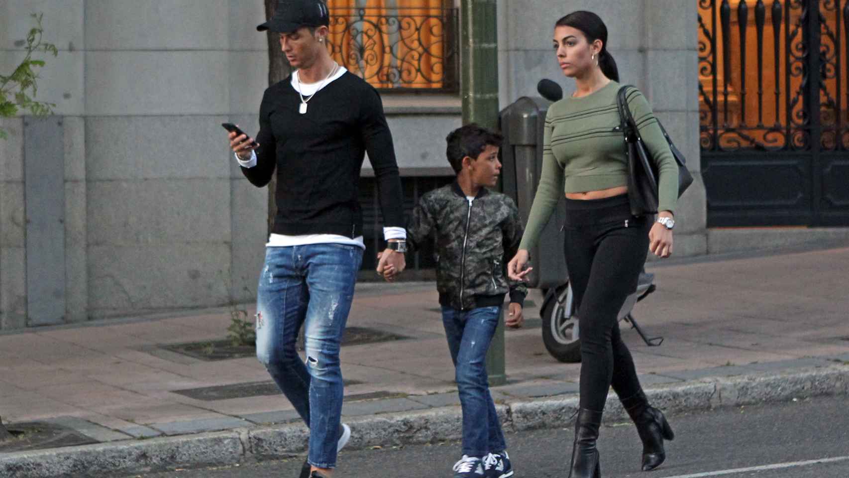 Cristiano  Ronaldo, su hijo y su novia Georgina pasean por Madrid.