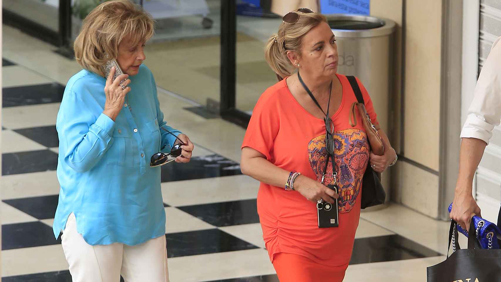 María Teresa acudía esta semana a un centro comercial con su hija Carmen.