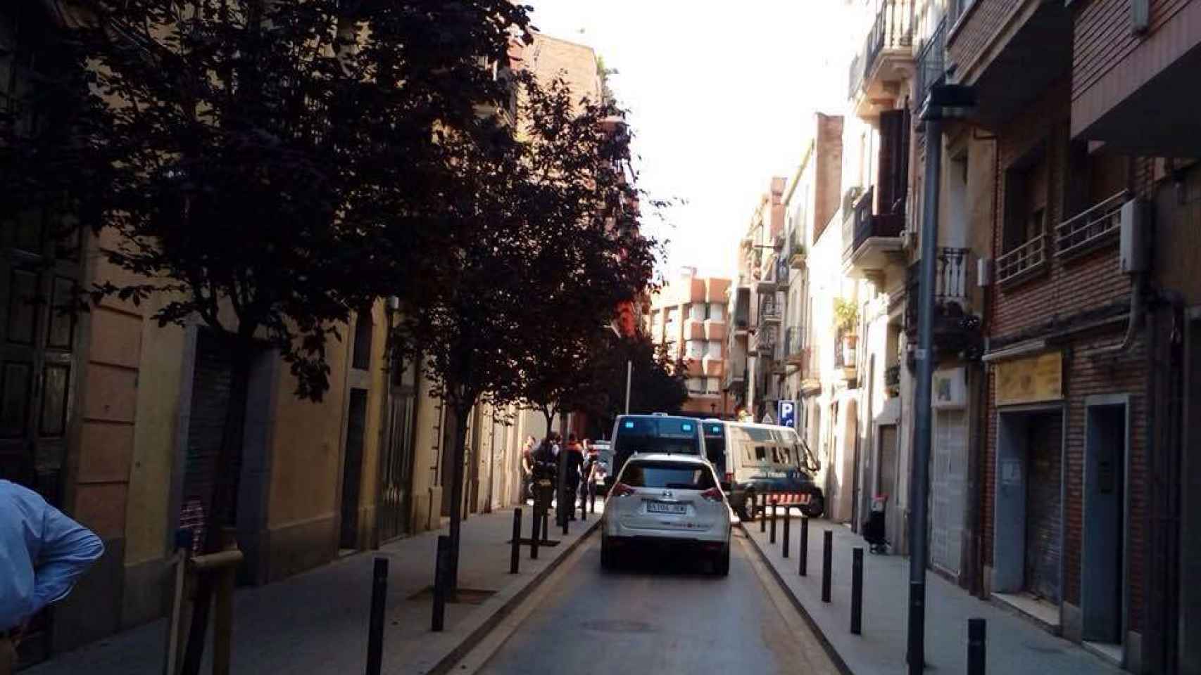 El desahucio, entre las calles Gayarre y Leiva, ha contado con la presencia de 5 furgones de Mossos