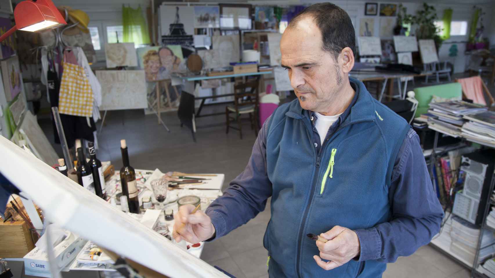 Del Olmo lleva años experimentando con el vino en sus pinturas
