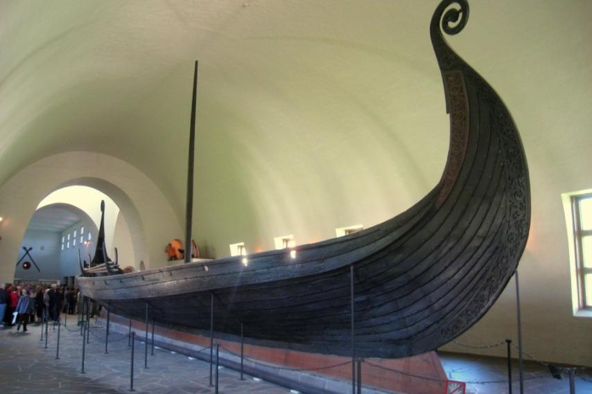 La embarcación vikinga más importante hasta la fecha hallada en una tumba es la de la reina Oseberg.