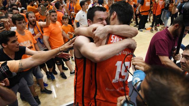 Rafa Martínez y Fernando San Emeterio se abrazan festejando la liga.