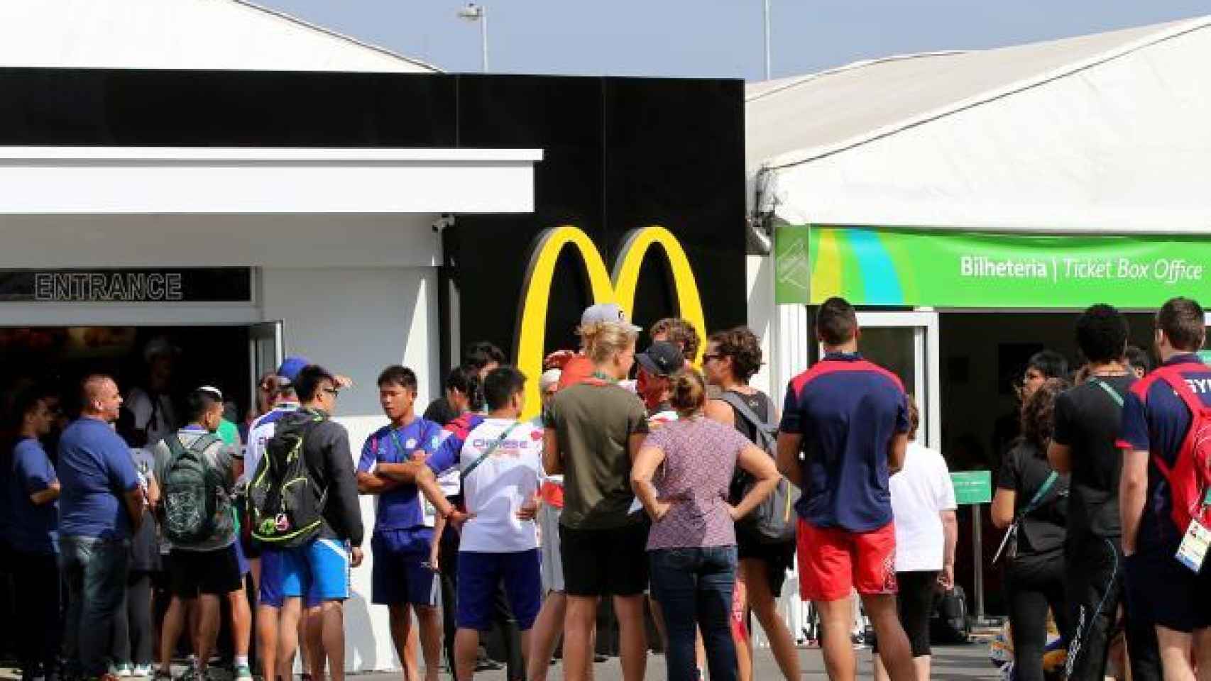 Cola frente a un establecimiento McDonald's en la villa olímpica de Río2016.