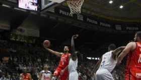 El Real Madrid defiende un ataque de Valencia Basket. Foto: valenciabasket.com