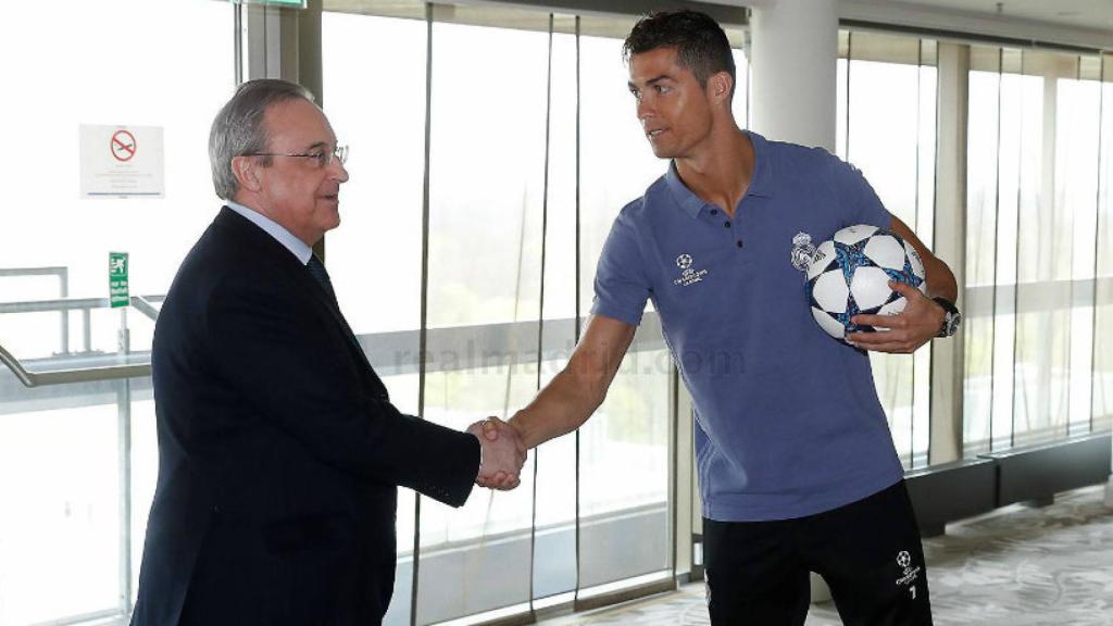 Cristiano Ronaldo saluda a Florentino