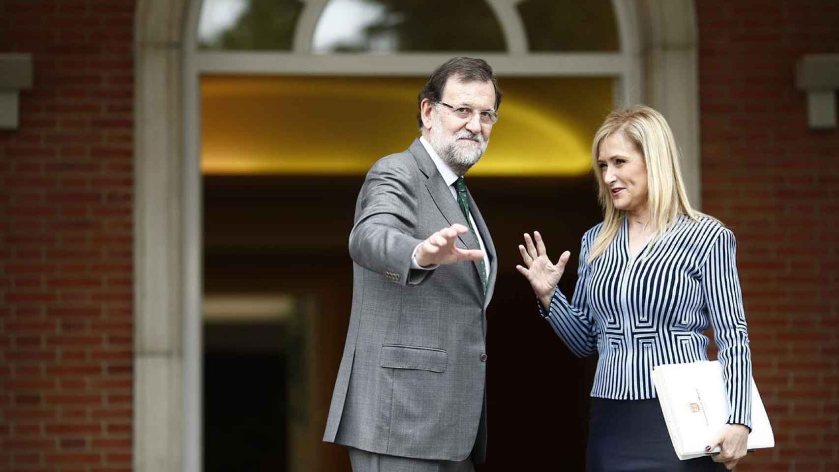 El presidente del Gobierno, Mariano Rajoy, con la presidenta autonómica, Cristina Cifuentes.