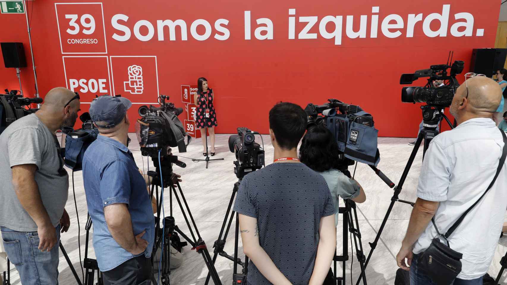 La diputada del PSOE Adriana Lastra en el lugar donde se celebrará del 39º Congreso del partido socialista, que tiene lugar este fin de semana en Madrid. EFE/Emilio Naranjo