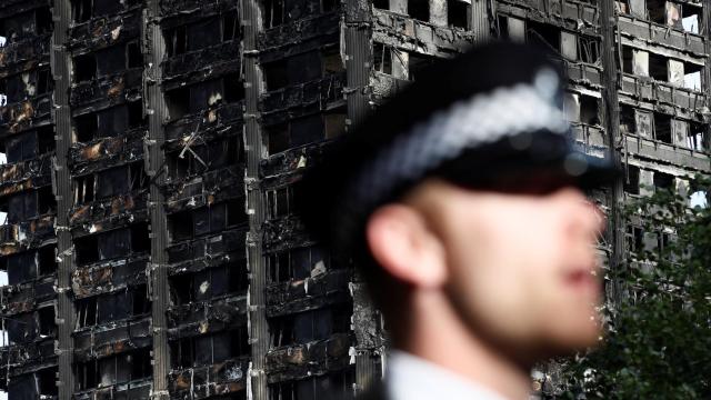 Un policía vigila la zona de Grenfell Tower.