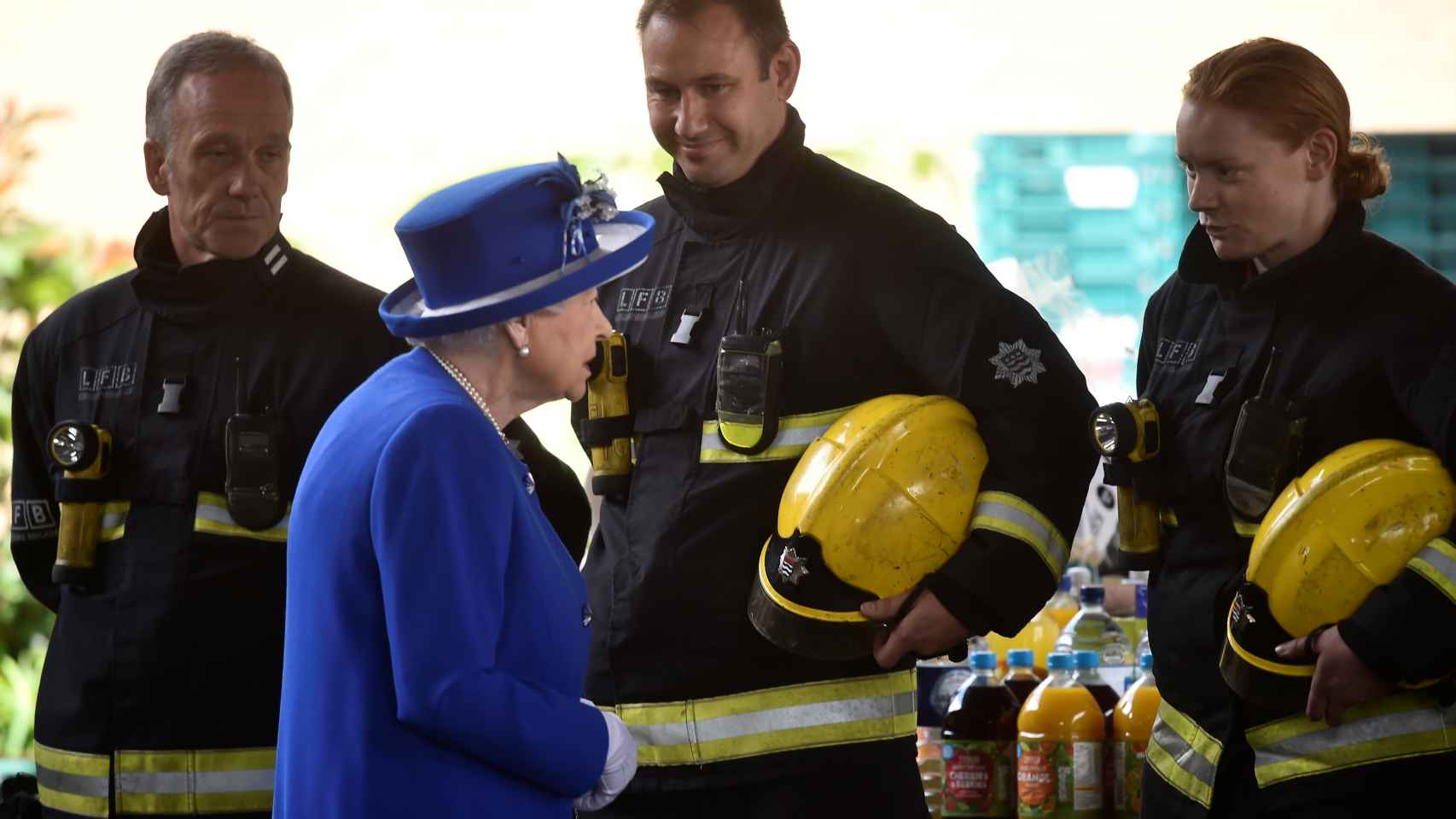 La reina ha visitado este viernes la zona del incendio y ha saludado a los equipos de rescate