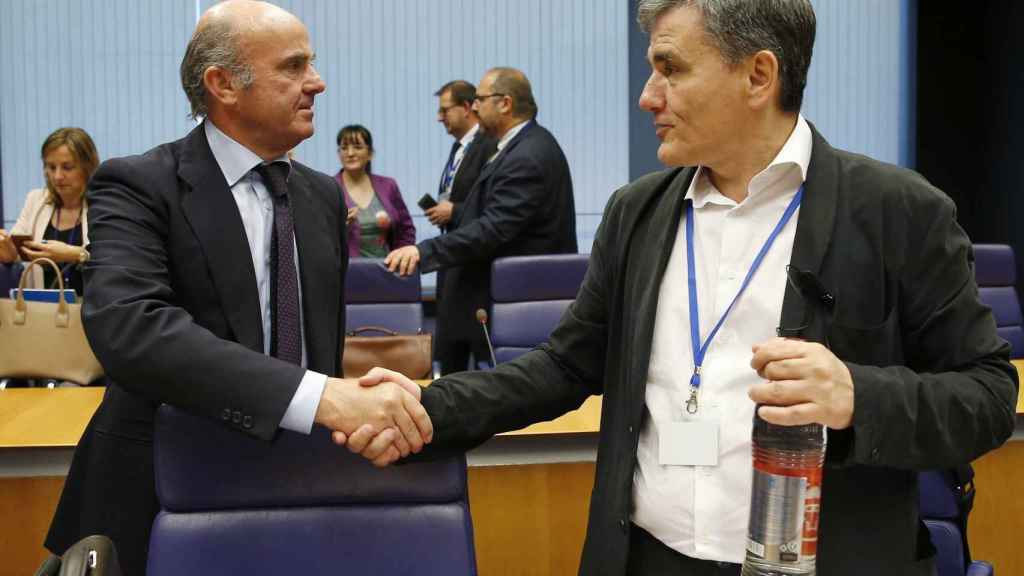 Guindos saluda al ministro griego, Euclides Tsakalotos, durante el Eurogrupo del jueves