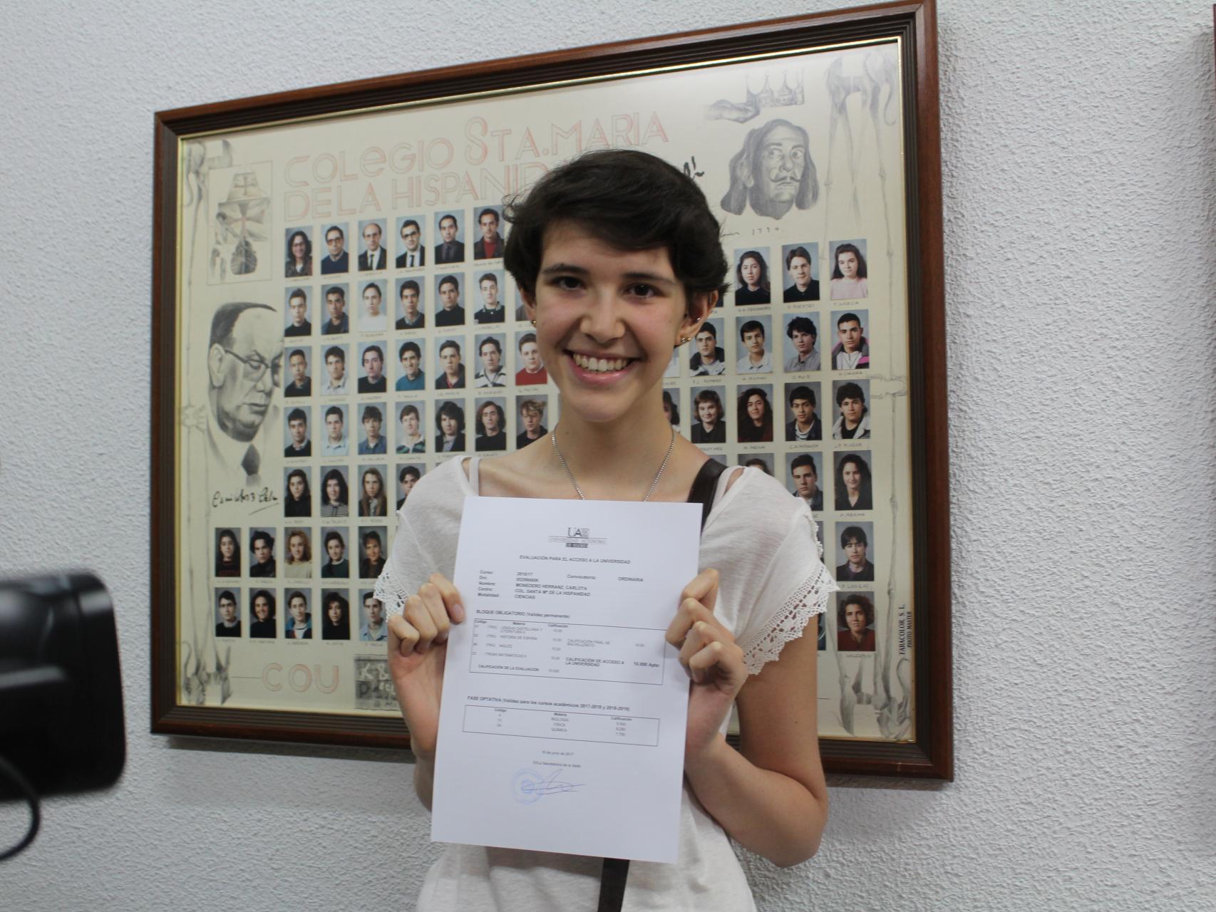Carlota Monedero posa junto a sus notas 10 de Selectividad