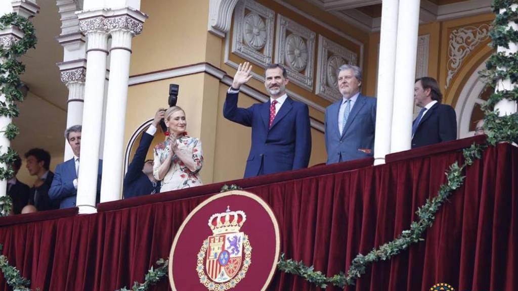 Felipe VI saluda acompañado de Cifuentes y Méndez de Vigo