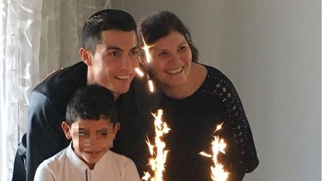 Cristiano Ronaldo junto a su madre y su hijo.