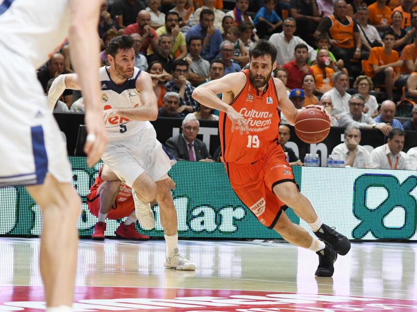 San Emeterio intenta superar a Rudy Fernández.