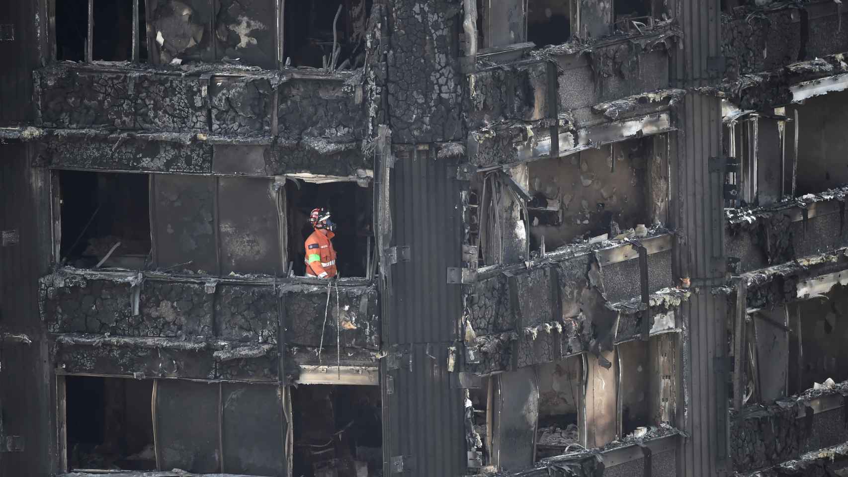 Un bombero inspecciona una de las plantas del edificio.