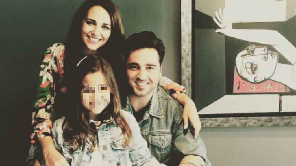 El cantante y la actriz han compartido esta foto con su hija en sus redes sociales.
