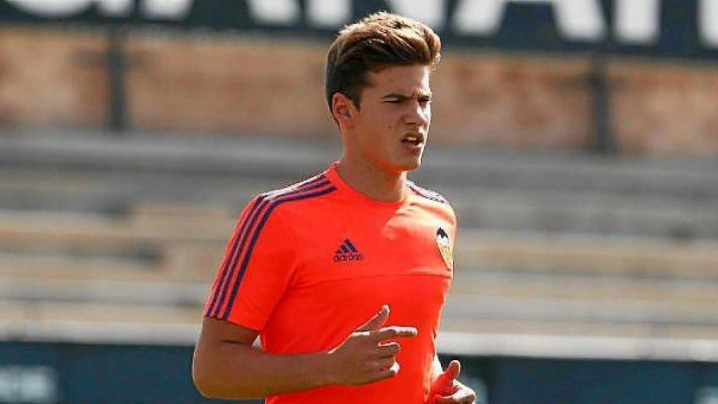 Santi Mina, durante un entrenamiento del Valencia.