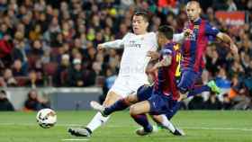 Cristiano Ronaldo marca en el Camp Nou tras una entrada de Dani Alves